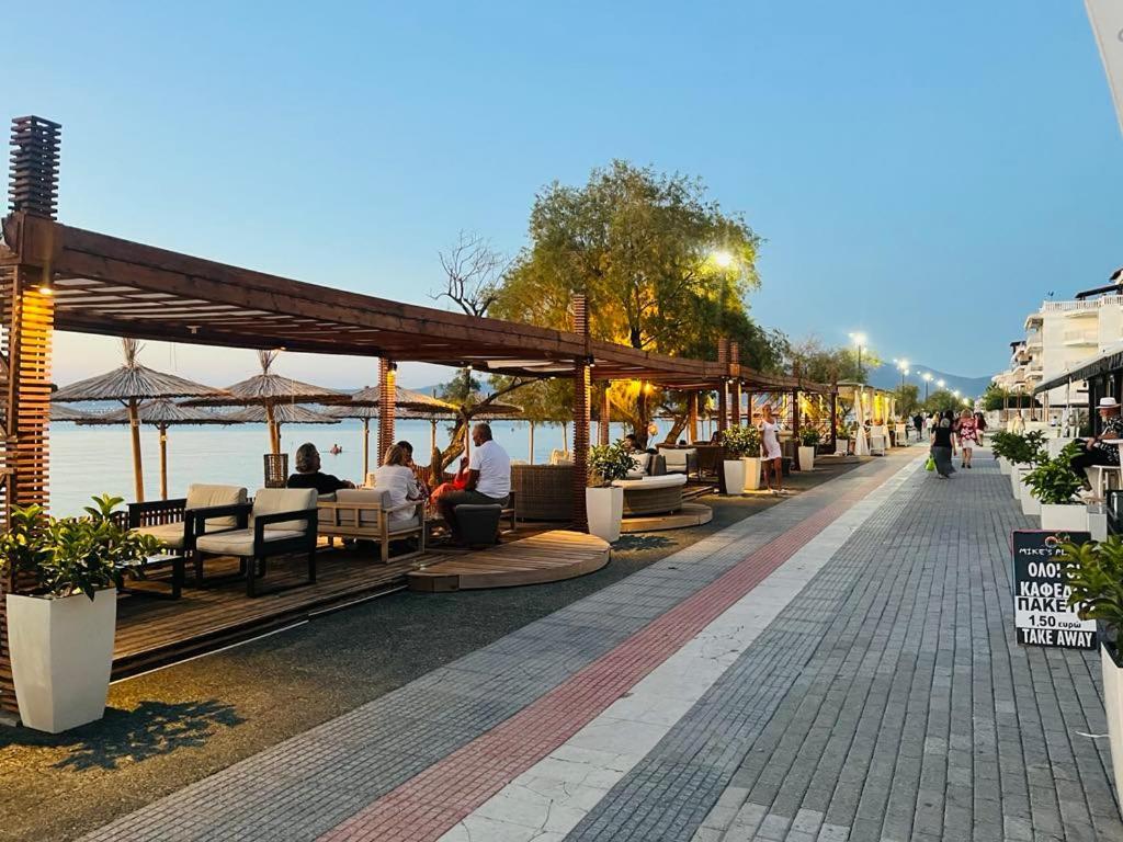 Irene Beach Front Luxury Suite Peraía Екстериор снимка
