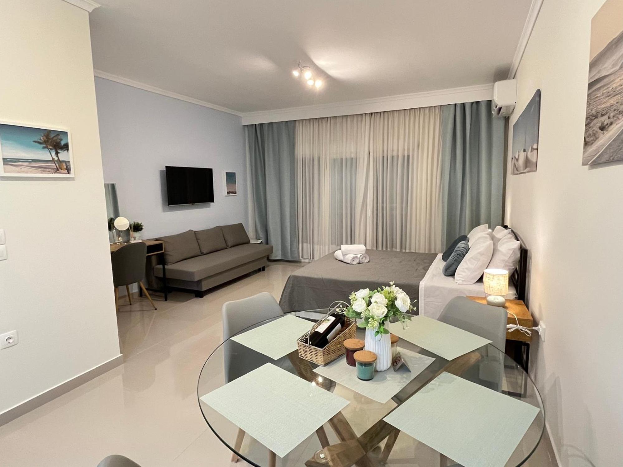Irene Beach Front Luxury Suite Peraía Екстериор снимка
