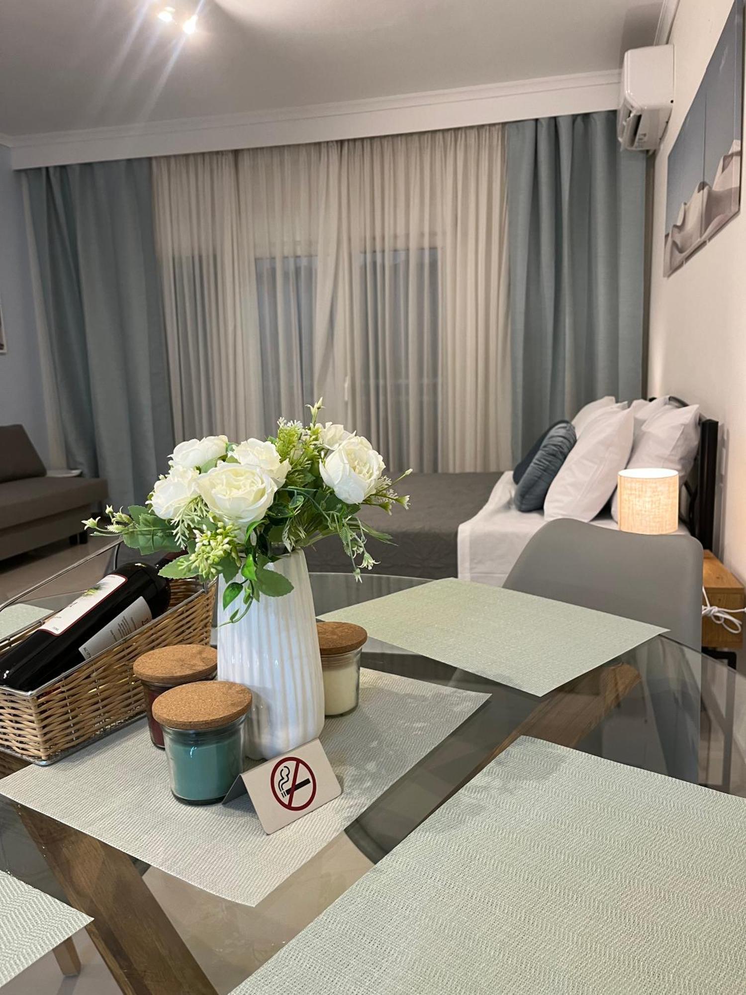 Irene Beach Front Luxury Suite Peraía Екстериор снимка