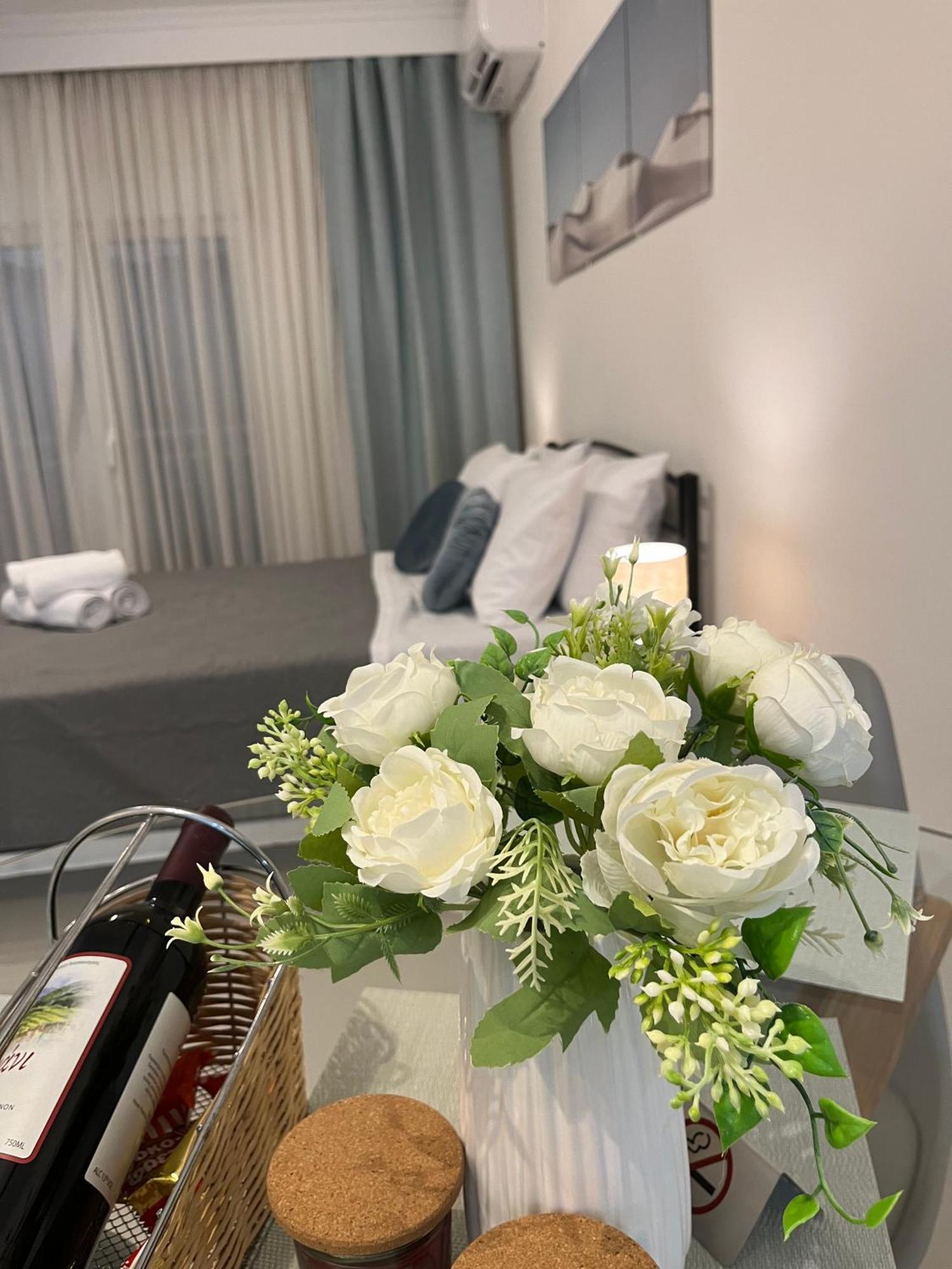 Irene Beach Front Luxury Suite Peraía Екстериор снимка