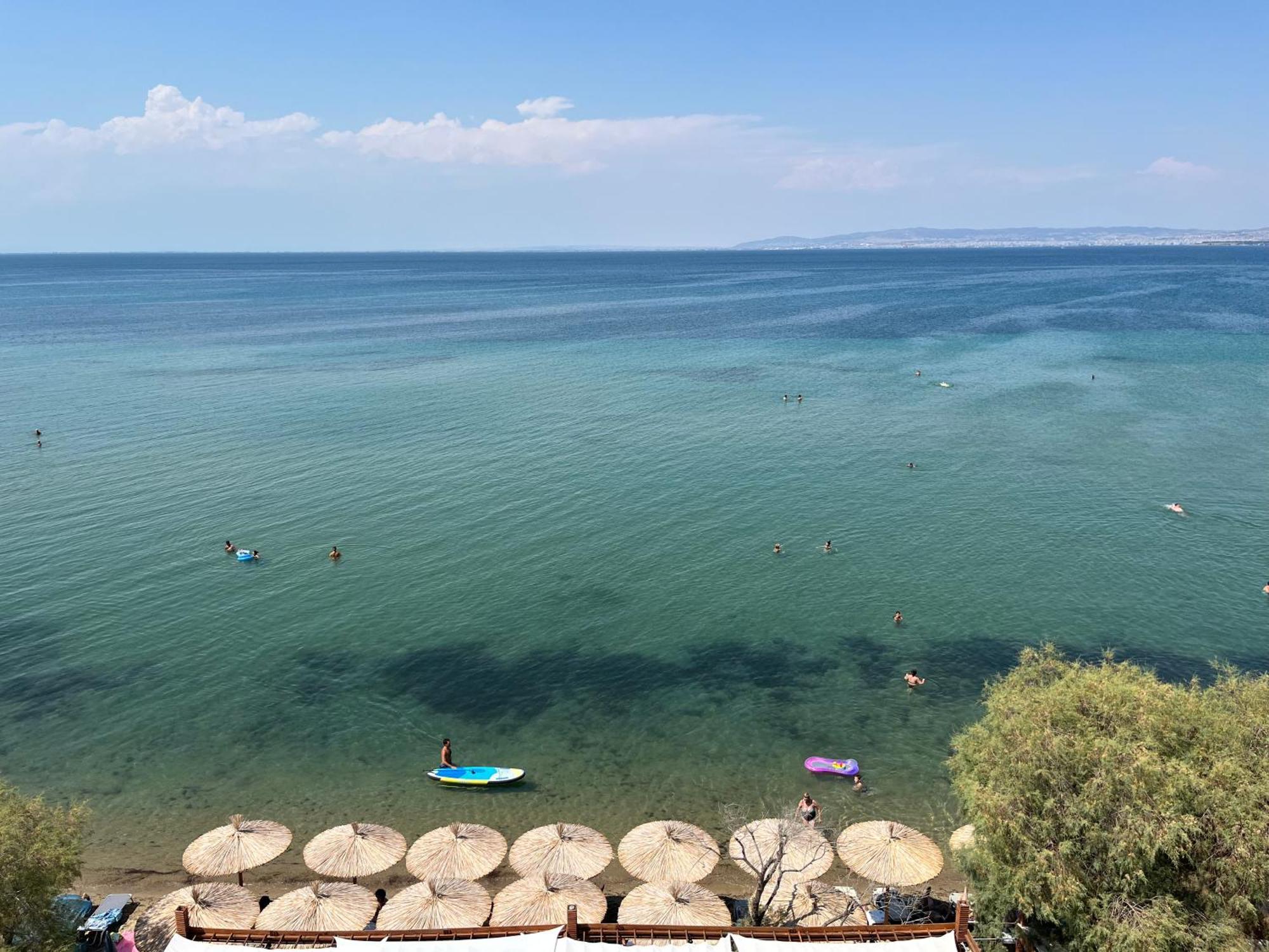 Irene Beach Front Luxury Suite Peraía Екстериор снимка