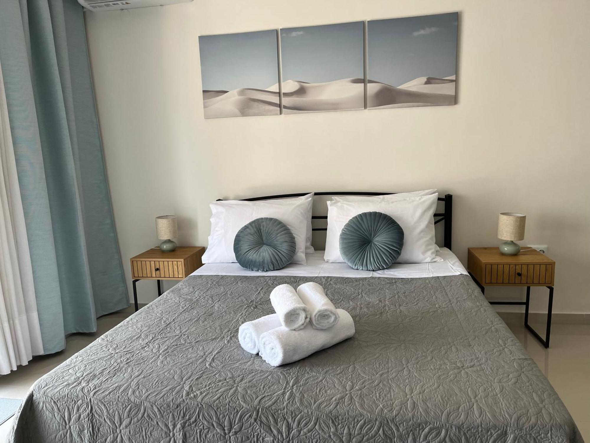 Irene Beach Front Luxury Suite Peraía Екстериор снимка