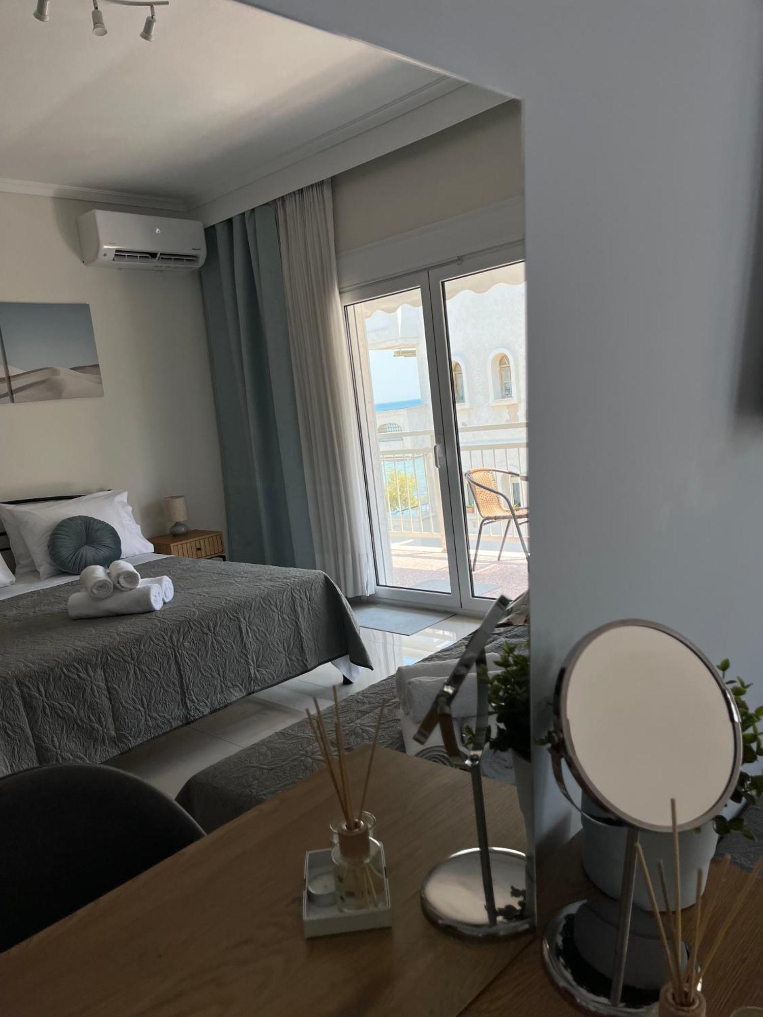 Irene Beach Front Luxury Suite Peraía Екстериор снимка