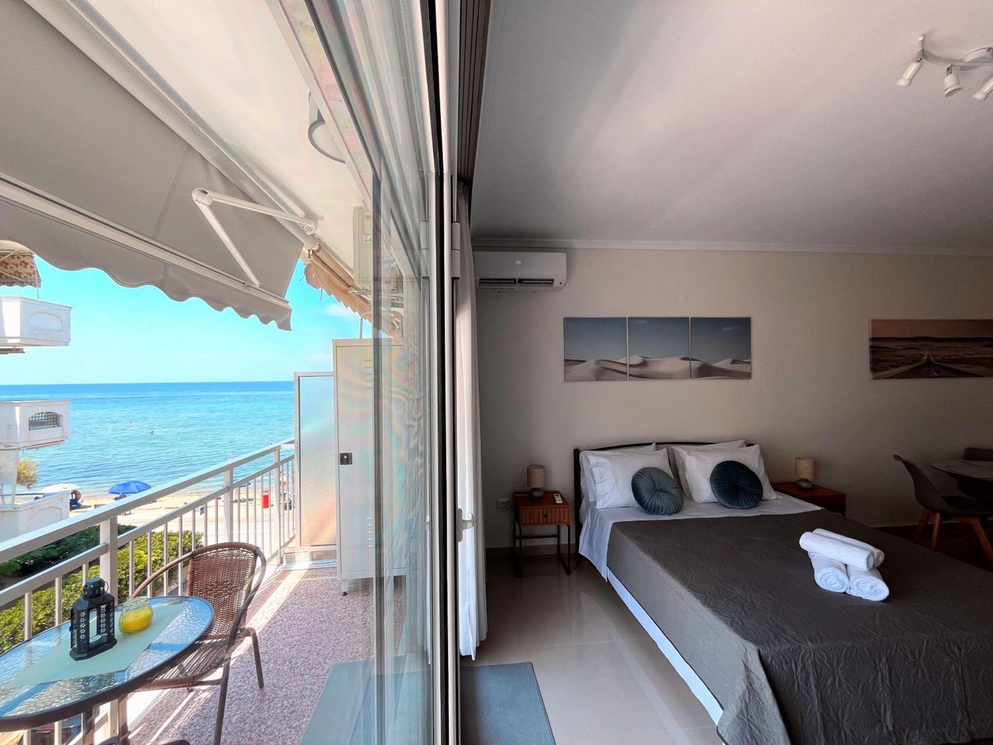 Irene Beach Front Luxury Suite Peraía Екстериор снимка
