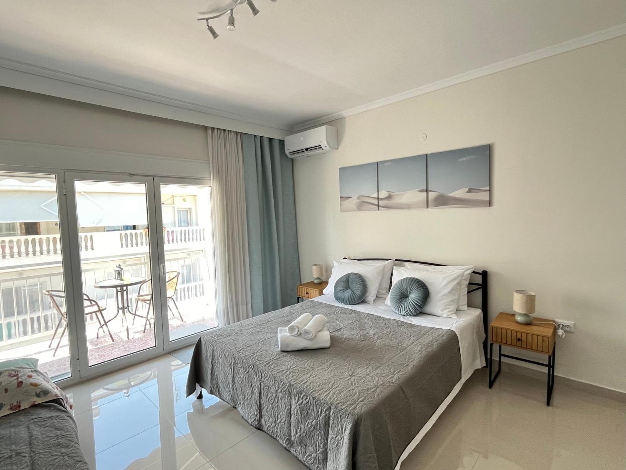 Irene Beach Front Luxury Suite Peraía Екстериор снимка