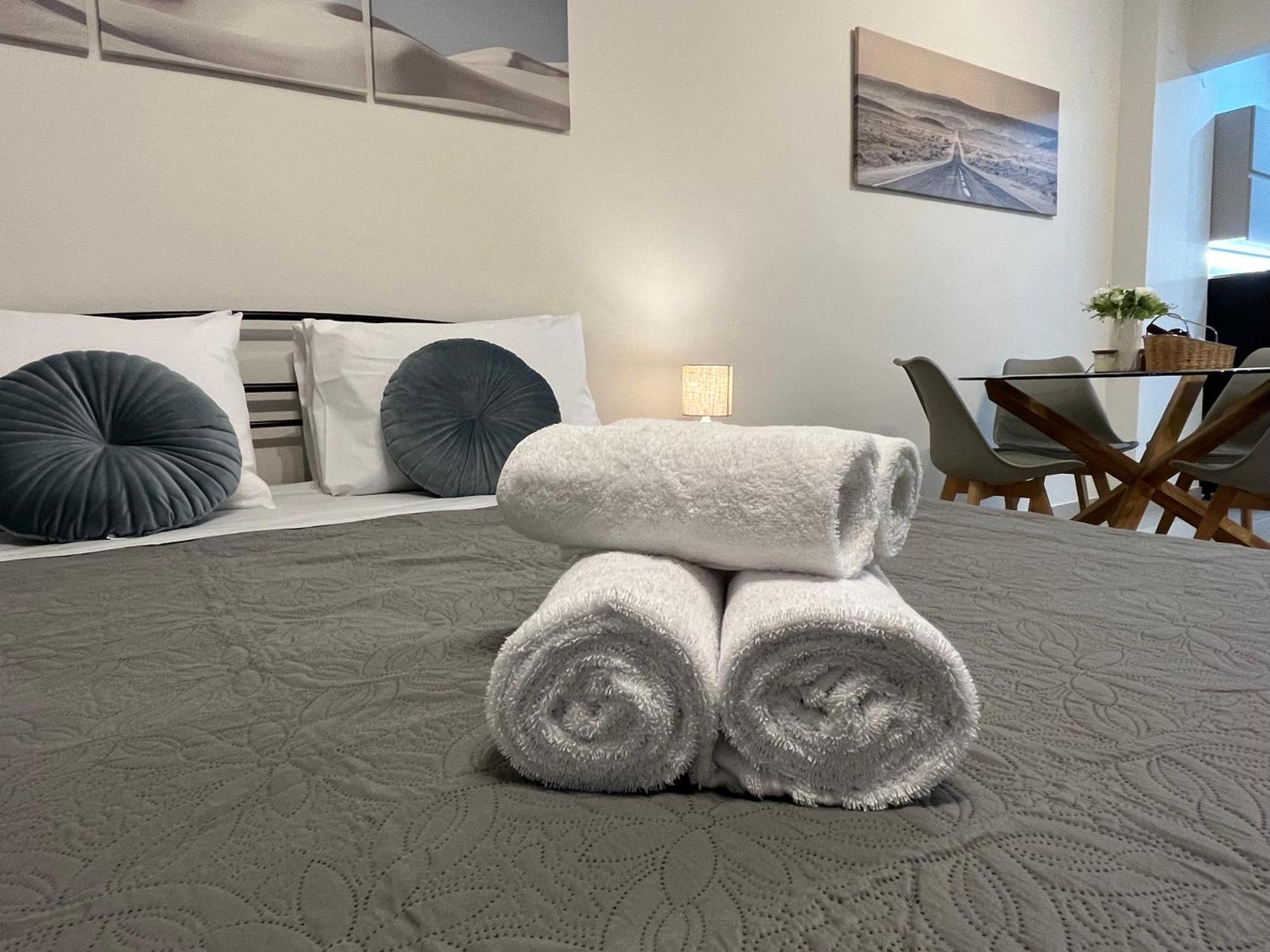 Irene Beach Front Luxury Suite Peraía Екстериор снимка