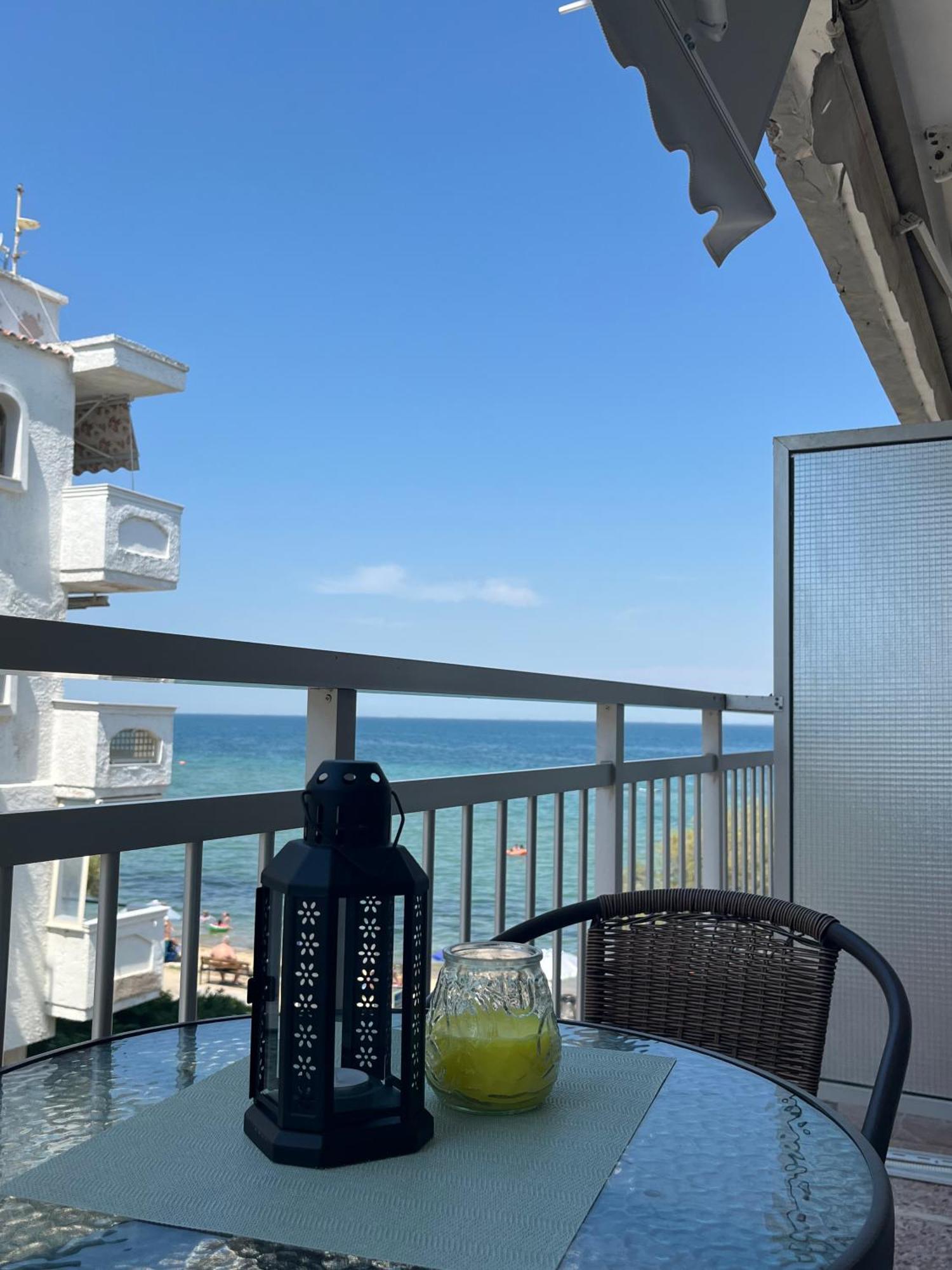 Irene Beach Front Luxury Suite Peraía Екстериор снимка