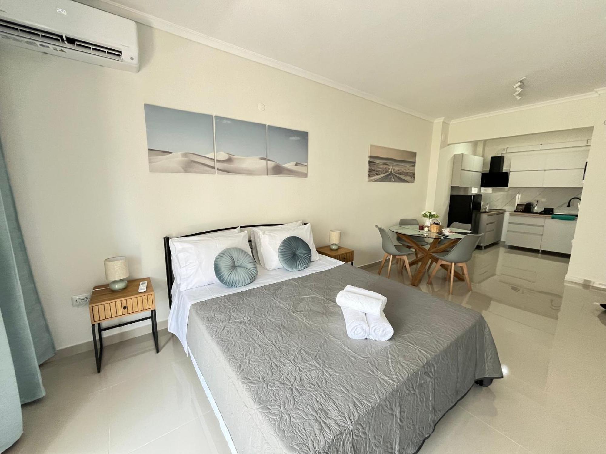 Irene Beach Front Luxury Suite Peraía Екстериор снимка
