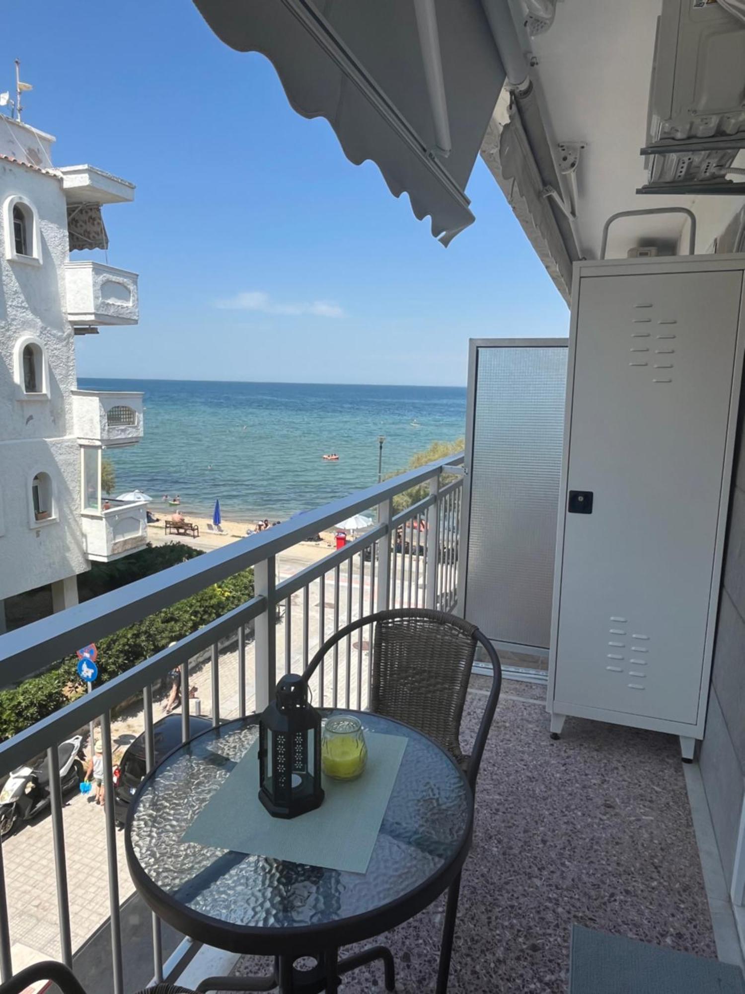 Irene Beach Front Luxury Suite Peraía Екстериор снимка